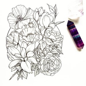 Puede incluir: Un dibujo en blanco y negro de un ramo de flores, que incluye rosas, amapolas y otras flores. Las flores est&aacute;n dispuestas en c&iacute;rculo y tienen detalles intrincados.