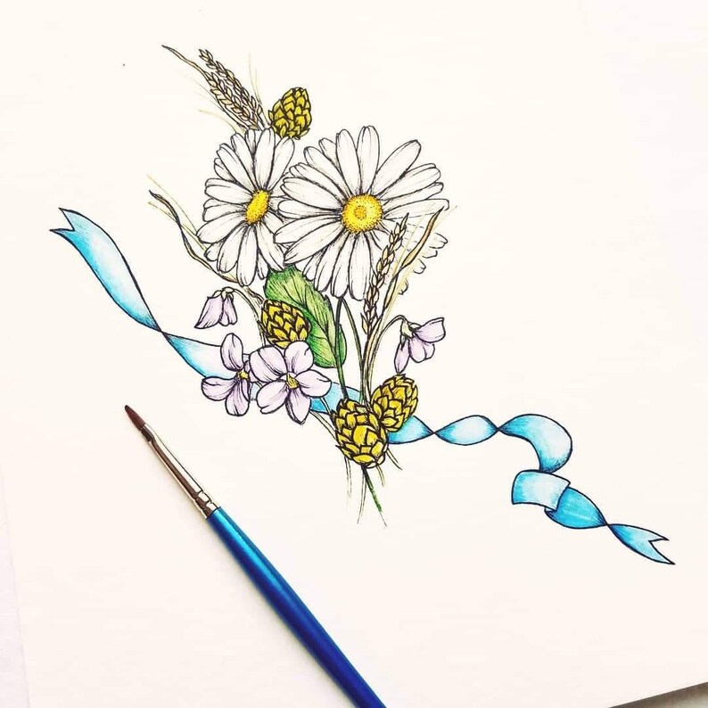 Puede incluir: Una ilustraci&oacute;n dibujada a mano de un ramo de margaritas blancas, violetas moradas y capullos de flores amarillas con una cinta azul. La ilustraci&oacute;n est&aacute; hecha en estilo acuarela.