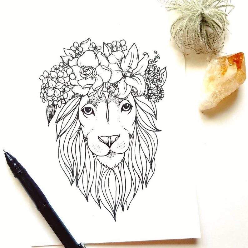 Puede incluir: Un dibujo en blanco y negro de la cabeza de un le&oacute;n con una corona de flores. El le&oacute;n tiene una melena detallada y una corona floral delicada con varias flores.