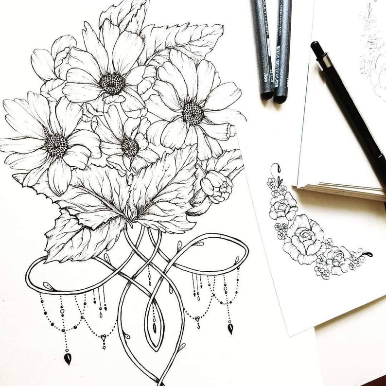 Puede incluir: Un dibujo en blanco y negro de un ramo de flores con detalles intrincados. Las flores est&aacute;n dispuestas en un patr&oacute;n sim&eacute;trico y tienen tallos y hojas delicados. El dibujo est&aacute; hecho en un estilo realista y captura la belleza de las flores.