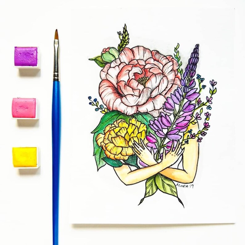 Puede incluir: Una ilustraci&oacute;n de acuarela de una persona con los brazos cruzados, sosteniendo un ramo de flores. Las flores son rosas, amarillas, moradas y verdes. La ilustraci&oacute;n est&aacute; firmada "Mora 19".