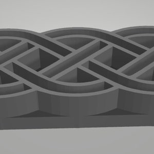 Könnte beinhalten: Eine graue 3D-gedruckte Form mit einem keltischen Knotendesign. Die Form ist rechteckig und hat eine glatte Oberfläche.