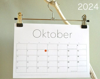 Kalender 2024 - Querformat DIN A4 - WANDKALENDER mit 100 Sticker, Kleiderbügel zur Aufhängung und dicker Kartonrückwand