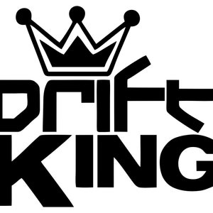 Puede incluir: Diseño gráfico en blanco y negro con el texto "Drift King" y una corona sobre el texto.