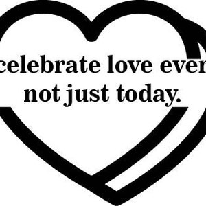Peut inclure: Graphique noir en forme de cœur avec le texte « Célébrons l'amour chaque jour, pas seulement aujourd'hui ». Le design est simple et audacieux, idéal pour la Saint-Valentin ou toute autre occasion.