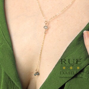 Gold Lariat Y-Kette: Labradorit-Edelstein, zierliches Lariat mit zarter Kette.