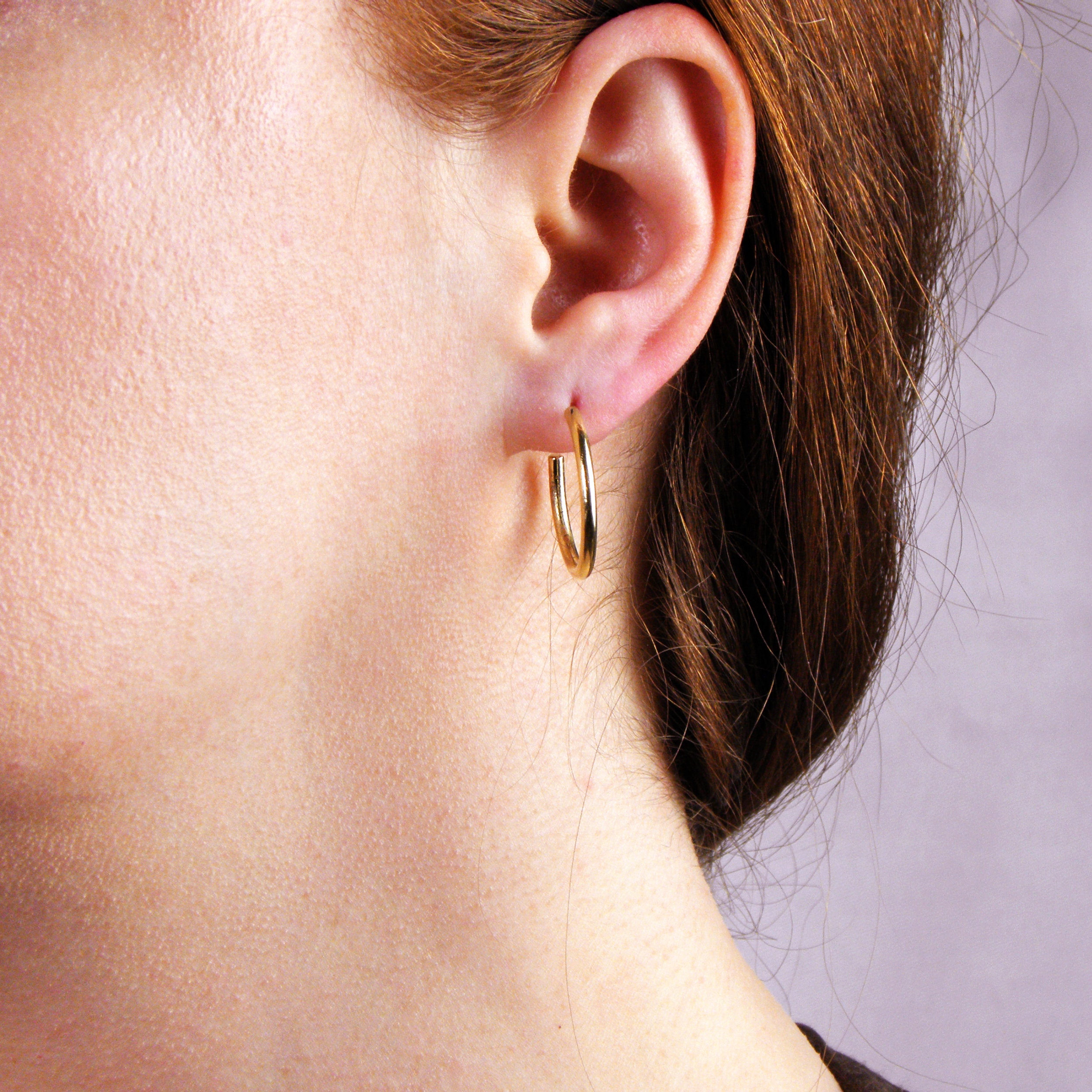 あい　Classic Hoops Thick Small Gold Amazon.com: Solid 14K Yellow Gold 4mm Latch Back Tube Hoop