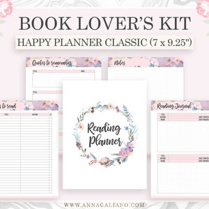 Könnte beinhalten: Ein Book Lover's Kit Happy Planner Classic (17,78 x 23,5 cm) mit floralen Akzenten. Das Set enthält Seiten für Zitate, Notizen, zu lesende Bücher und ein Lesetagebuch. Die zentrale Seite zeigt einen floralen Kranz mit den Worten "Reading Planner."