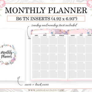 Puede incluir: Un planificador mensual con temática floral con insertos B6 TN, que mide 12,5 x 17,6 cm. El planificador incluye una portada y contraportada, con fechas de inicio de domingo y lunes. La portada presenta una corona floral con las palabras "Monthly Planner".
