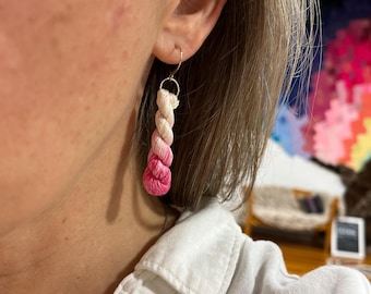 Boucles d'oreilles mini-écheveaux Boucles d'oreilles en fil de soie teints à la main en argent sterling