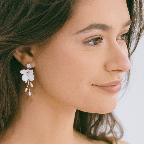 Boucles d'oreilles pendantes à fleurs blanches pour mariée, Boucles d'oreilles de mariage avec perles, Boucles d'oreilles avec fleurs de mariage, Boucles d'oreilles pendantes pour la mariée, Boucles d'oreilles fleurs, « Alexia »