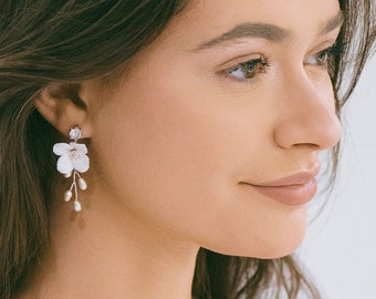 Boucles d'oreilles pendantes à fleurs blanches pour mariée, Boucles d'oreilles de mariage avec perles, Boucles d'oreilles avec fleurs de mariage, Boucles d'oreilles pendantes pour la mariée, Boucles d'oreilles fleurs, « Alexia »