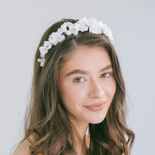 Witte bloem bruiloft hoofdband tiara, verklaring bruiloft tiara, bruiloft bloemen kroon, bruids bloem tiara, bruiloft bloem hoofdband, "Quinn"