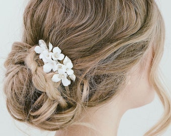 Peine de pelo floral de boda, peine de flores de arcilla, peine de pelo de flor blanca, flor de pelo de novia, peine lateral de flores, "Cassia"