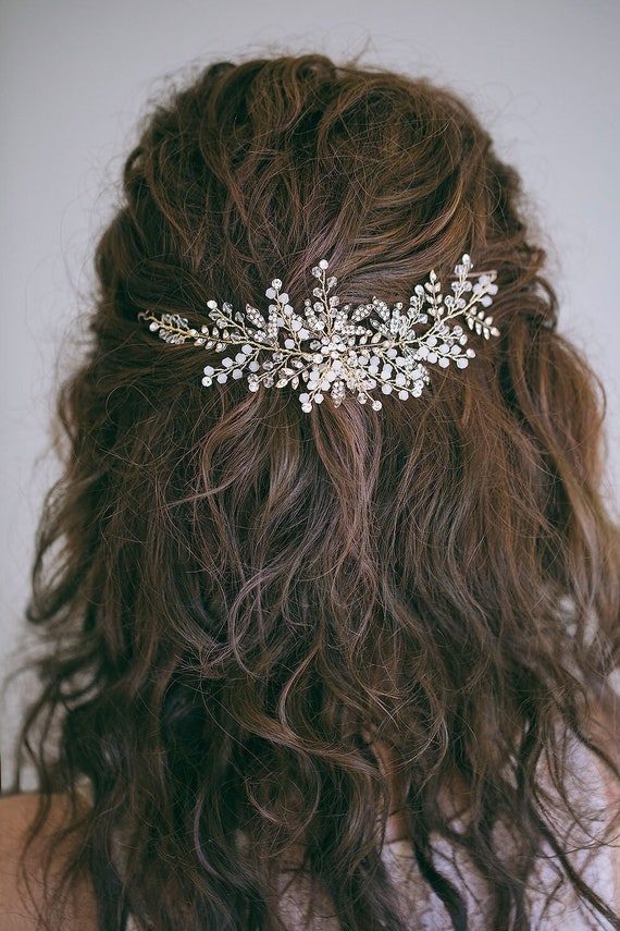 Conoce los magníficos tocados que pueden adornar tu pelo en tu boda.