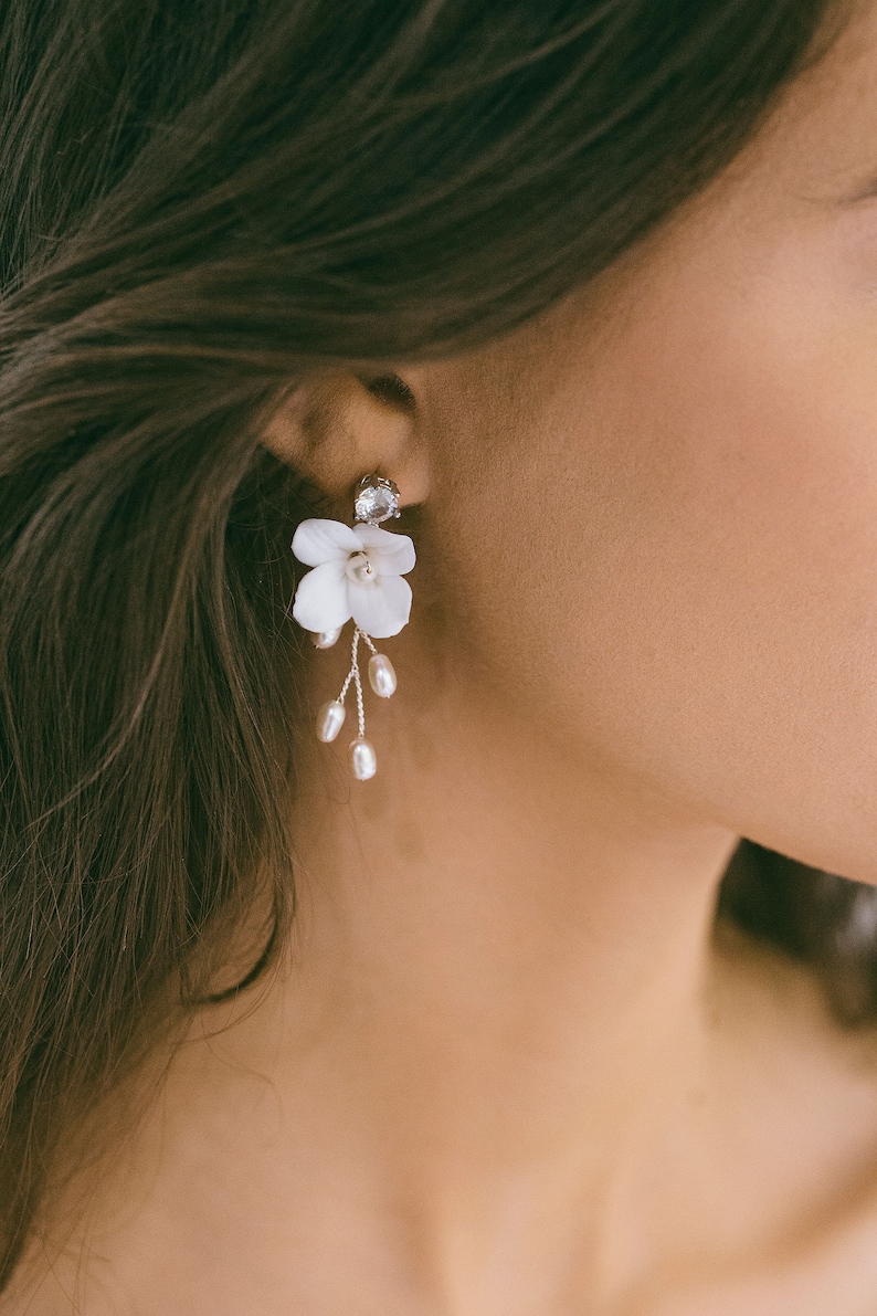 Bridal White Floral Drop Earrings, Wedding Pearl Earrings, Wedding Flower Earrings, Bridal Dangle Earrings, Flower Earrings, Alexia 1 Flower