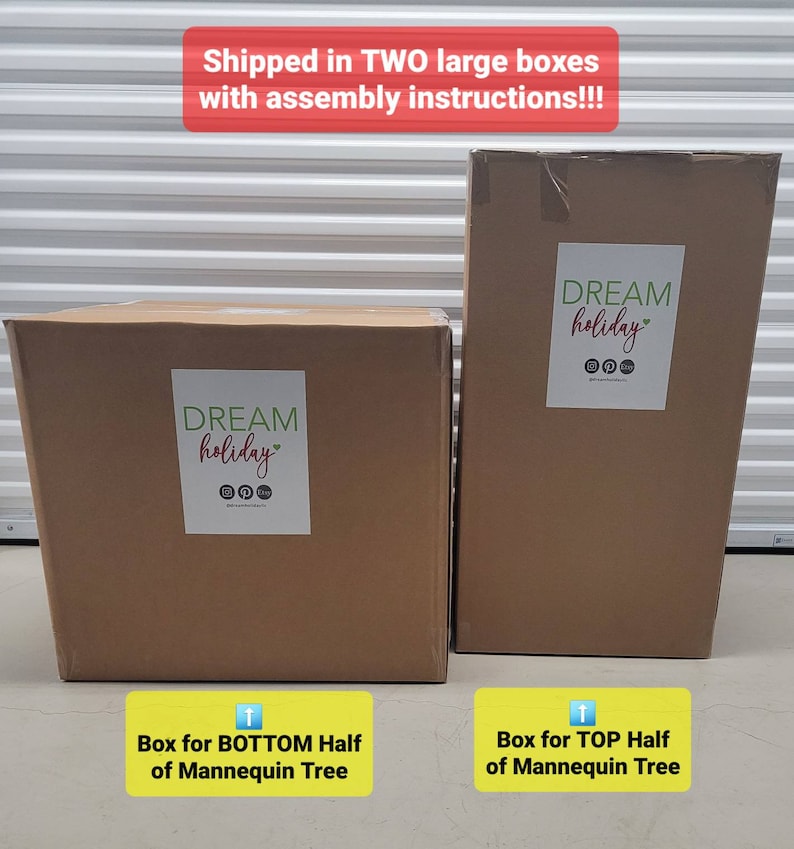 Op de afbeelding: Twee bruine kartonnen dozen met de tekst "DREAM holiday" erop gedrukt. De dozen zijn gelabeld "Doos voor de onderste helft van de Mannequin Boom" en "Doos voor de bovenste helft van de Mannequin Boom".