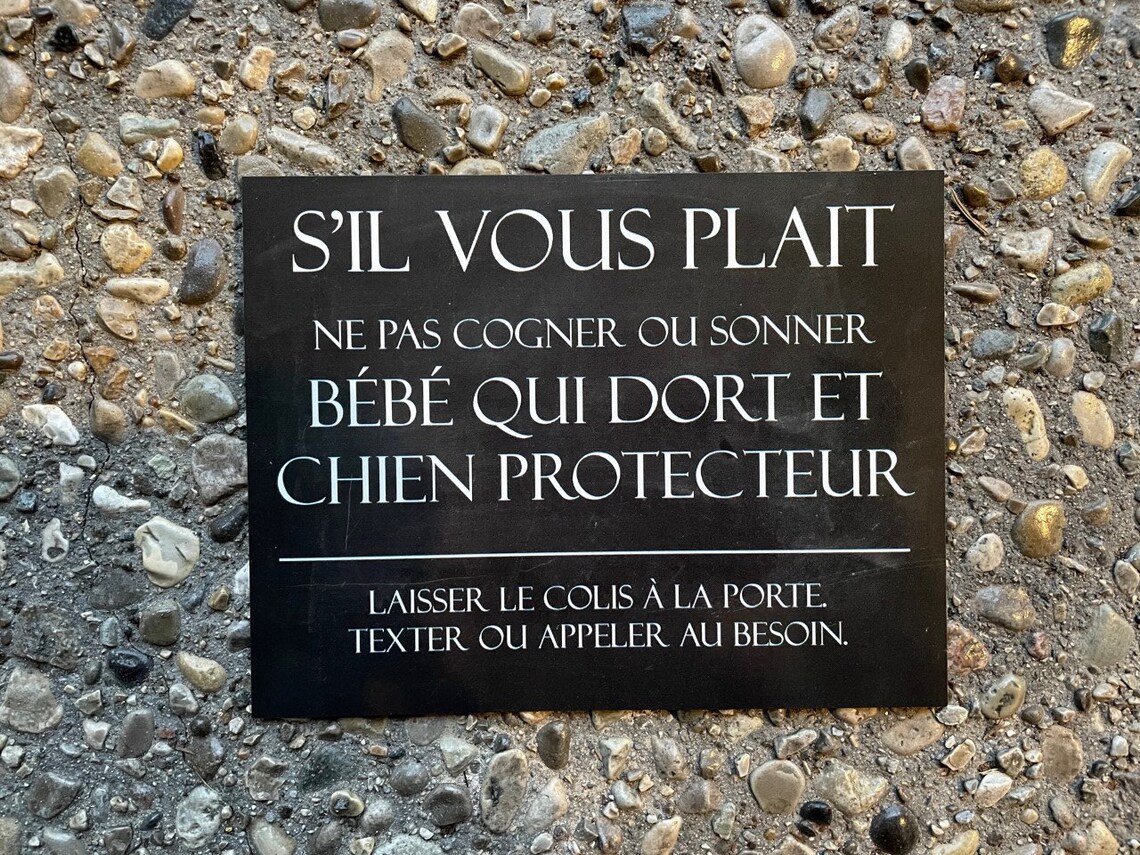 SVP Ne Pas Cogner Ou Sonner. Bébé Qui Dort Et Chien Protecteur