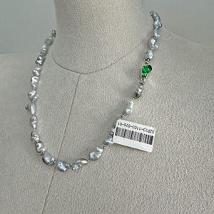 GUILD-zertifizierte Halskette aus natürlichen Tahiti-Keshi-Perlen mit 18-karätigem Gold, grünem Tsavorit-Granat und barocker Strickkette (kernlose Perle)