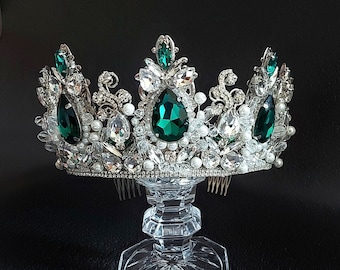 Green tiara, emerald crown, emerald tiara, crystal crown green, Queen tiara, bridal crown green, wedding tiara green, pageant crown,