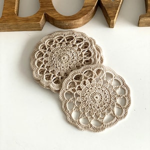 Art. 51 Small beige crochet doily, Vintage style crochet lace coaster, Shelf doily, Place card, Curtain application