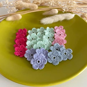 FLO 3, Set 24 Fiori uncinetto in 5 diversi colori, Fiori per bomboniere, Applicazioni uncinetto per copertine neonato, Fiorellini uncinetto