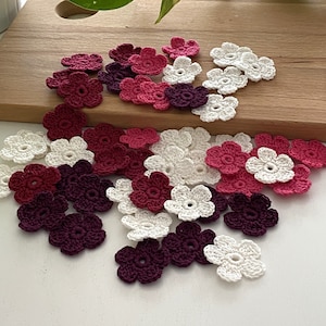 ANGIE 50 Fiori uncinetto piccoli fatti a mano colori vari, Applicazioni estive per fasce capelli, Materiale decorativo scrapbooking, KIT 12
