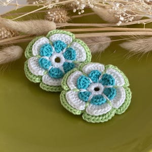 Applicazione per cappelli bambina, Fiore uncinetto Flora colorato 6 petali a rilievo, Decorazioni da cucire, Materiale creativo Fai da Te