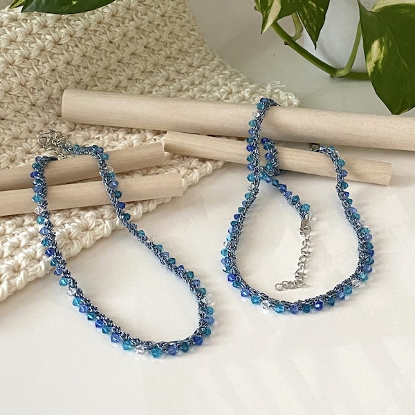 Collana girocollo donna a uncinetto con cristalli fantasia azzurra, Collanina fatta a mano, Piccola bigiotteria,  Regalo compleanno amica