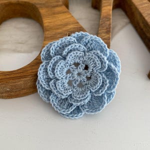 FLO 11, Rosa uncinetto nera, Fiori uncinetto bordeaux, Rosa per spilla, Applicazioni per tessuti fatte a mano, Decorazioni da cucire celesti