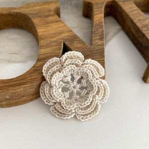 FLO 12, Fiore uncinetto 3d fatto a mano, Rosa uncinetto, Applicazione per tessuti, Materiale per decorare fatto in Italia, Fiore per spille