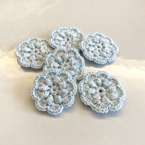 FLO 10, Set 6 fiori uncinetto celesti, Fiorellini fatti a mano, Decorazioni copertine neonato, Applicazioni da cucire per tessuti