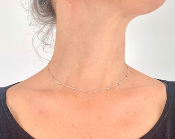 Silberne Satelite Choker Kette und Armband mit kleinen Perlen, Geschenk zum Geburtstag