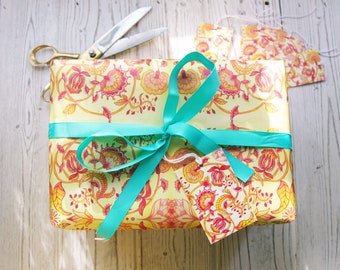 Envoltura de regalos sencilla: papel con estampado de bloques y etiquetas a juego