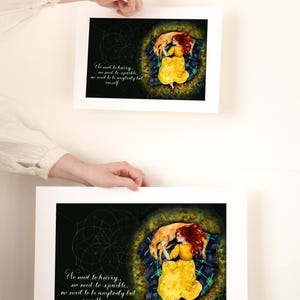Pode incluir: Uma ilustra&ccedil;&atilde;o em aquarela de uma mulher com cabelo comprido e ruivo deitada em um cobertor xadrez verde e azul com um cachorro. A mulher est&aacute; vestindo um vestido amarelo e o cachorro &eacute; marrom e branco. O fundo &eacute; preto com um padr&atilde;o circular. O texto "N&atilde;o h&aacute; necessidade de se apressar, n&atilde;o h&aacute; necessidade de brilhar, n&atilde;o h&aacute; necessidade de ser ningu&eacute;m al&eacute;m de si mesmo." est&aacute; escrito em it&aacute;lico branco.