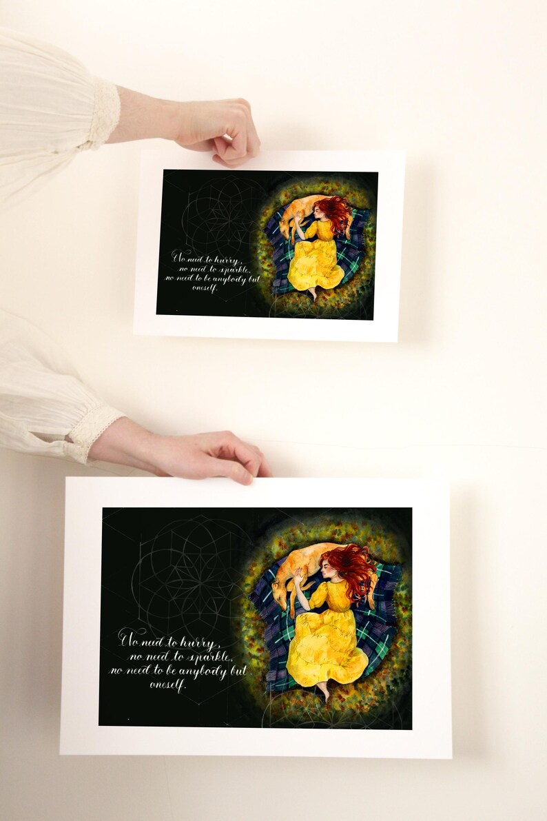 Pode incluir: Uma ilustra&ccedil;&atilde;o em aquarela de uma mulher com cabelo comprido e ruivo deitada em um cobertor xadrez verde e azul com um cachorro. A mulher est&aacute; vestindo um vestido amarelo e o cachorro &eacute; marrom e branco. O fundo &eacute; preto com um padr&atilde;o circular. O texto "N&atilde;o h&aacute; necessidade de se apressar, n&atilde;o h&aacute; necessidade de brilhar, n&atilde;o h&aacute; necessidade de ser ningu&eacute;m al&eacute;m de si mesmo." est&aacute; escrito em it&aacute;lico branco.