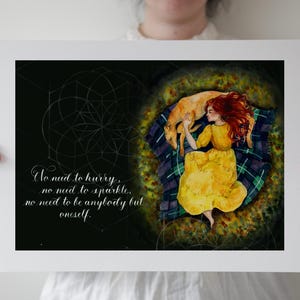 Pode incluir: Uma pintura em aquarela de uma mulher com cabelo comprido e ruivo dormindo com um cachorro em um cobertor xadrez. O fundo &eacute; preto com um padr&atilde;o geom&eacute;trico. O texto "No need to hurry, no need to sparkle, no need to be anybody but oneself." est&aacute; escrito em it&aacute;lico branco.