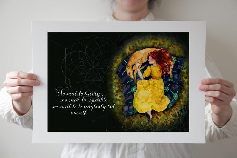 Pode incluir: Uma pintura em aquarela de uma mulher com cabelo comprido e ruivo dormindo com um cachorro em um cobertor xadrez. O fundo &eacute; preto com um padr&atilde;o geom&eacute;trico. O texto "No need to hurry, no need to sparkle, no need to be anybody but oneself." est&aacute; escrito em it&aacute;lico branco.