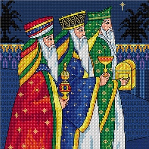 Może przedstawiać: Trzech królów w kolorowych szatach i kapeluszach, trzymających prezenty dla małego Jezusa. Mężczyźni stoją przed ciemnoniebieskim tłem z palmami i gwiazdą.