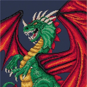 Può includere: Un drago verde con ali rosse e accenti gialli è appollaiato su una roccia. Il drago ha un'espressione feroce e artigli affilati.