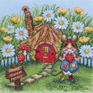 K&ouml;nnte beinhalten: Eine s&uuml;&szlig;e Maus mit einem roten Herzen in der Hand steht vor einem kleinen, braunen, pilzf&ouml;rmigen Haus mit einer roten T&uuml;r. Das Haus ist umgeben von gr&uuml;nem Gras, wei&szlig;en G&auml;nsebl&uuml;mchen und gelben Blumen. Das Schild lautet "Home Sweet Home".