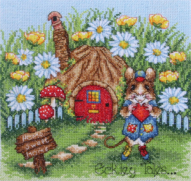 K&ouml;nnte beinhalten: Eine s&uuml;&szlig;e Maus mit einem roten Herzen in der Hand steht vor einem kleinen, braunen, pilzf&ouml;rmigen Haus mit einer roten T&uuml;r. Das Haus ist umgeben von gr&uuml;nem Gras, wei&szlig;en G&auml;nsebl&uuml;mchen und gelben Blumen. Das Schild lautet "Home Sweet Home".