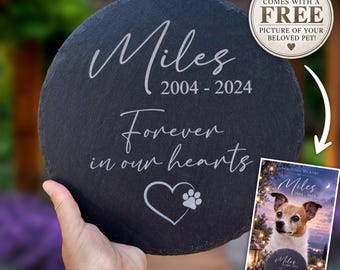 Può includere: Una targa commemorativa rotonda in ardesia nera incisa con il nome Miles, gli anni 2004-2024, la frase Forever in our hearts e un cuore con un'impronta di zampa. Un badge circolare indica che è inclusa una foto gratuita del proprio animale.