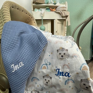 Babydecke, Kuscheldecke, Wendedecke mit Namen, Kinderwagendecke Waffelpique beidseitig mit Namen bestickt, Babydecke Igel