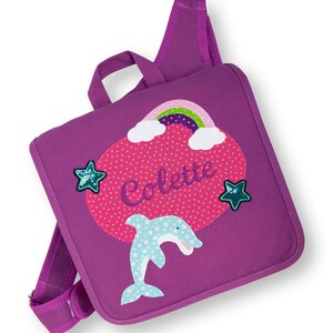 Kindergartentasche mit Namen Delfin, Kinderrucksack bestickt, Farbe: lila Bild 1