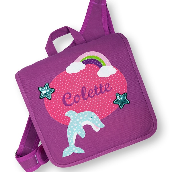 Kindergartentasche mit Namen Delfin, Kinderrucksack bestickt, Farbe: lila