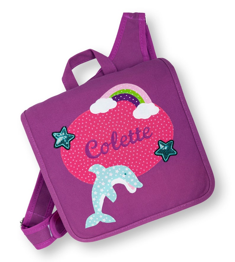 Kindergartentasche mit Namen Delfin, Kinderrucksack bestickt, Farbe: lila Bild 1