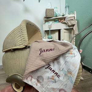 Babydecke, Wagendecke, Kuscheldecke, Wendedecke mit Namen, Kinderwagendecke Waffelpique beidseitig mit Namen bestickt, Decke Fuchs und Hase