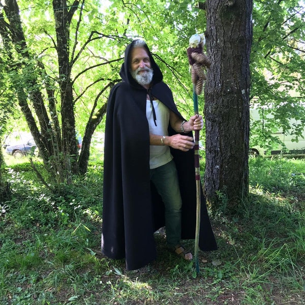 Cape longue homme ou femme noire avec capuche (bordée de  galon,ou pas) style médiévale féerique   Cape Diem