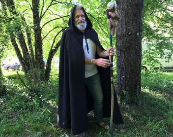 Cape longue homme ou femme noire avec capuche (bordée de  galon,ou pas) style médiévale féerique   Cape Diem